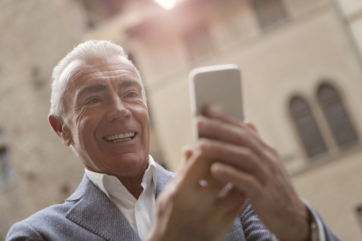 la tecnologia aiuta gli anziani